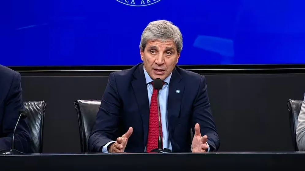 Caputo enfrenta un vencimiento de USD 5.348 millones en octubre y el mercado anticipa otro canje de deuda